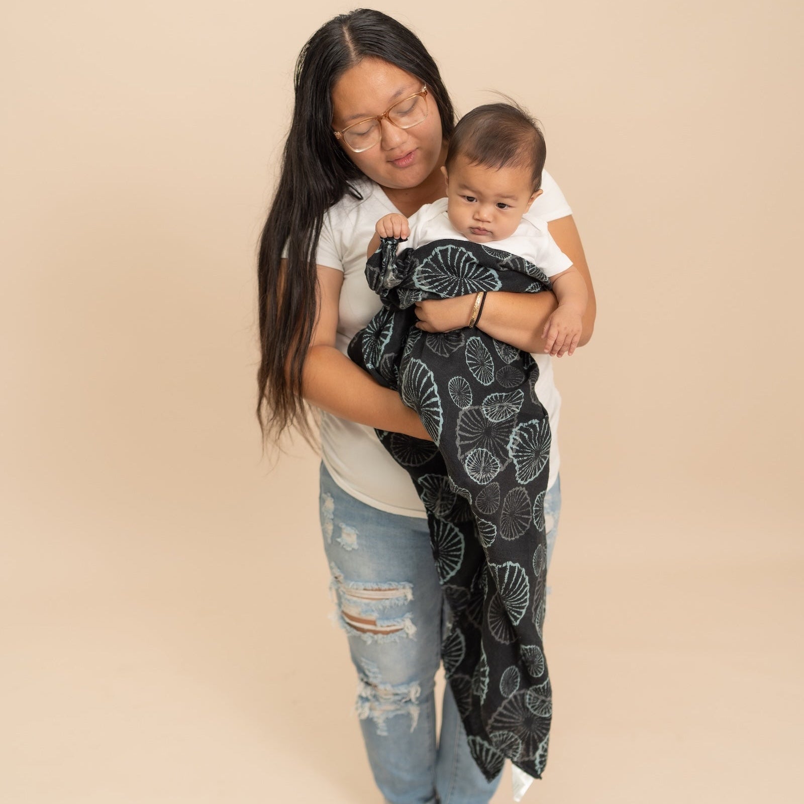 Black ʻOpihi Kapa Moe - Hawaiian Bamboo Swaddle Blanket
