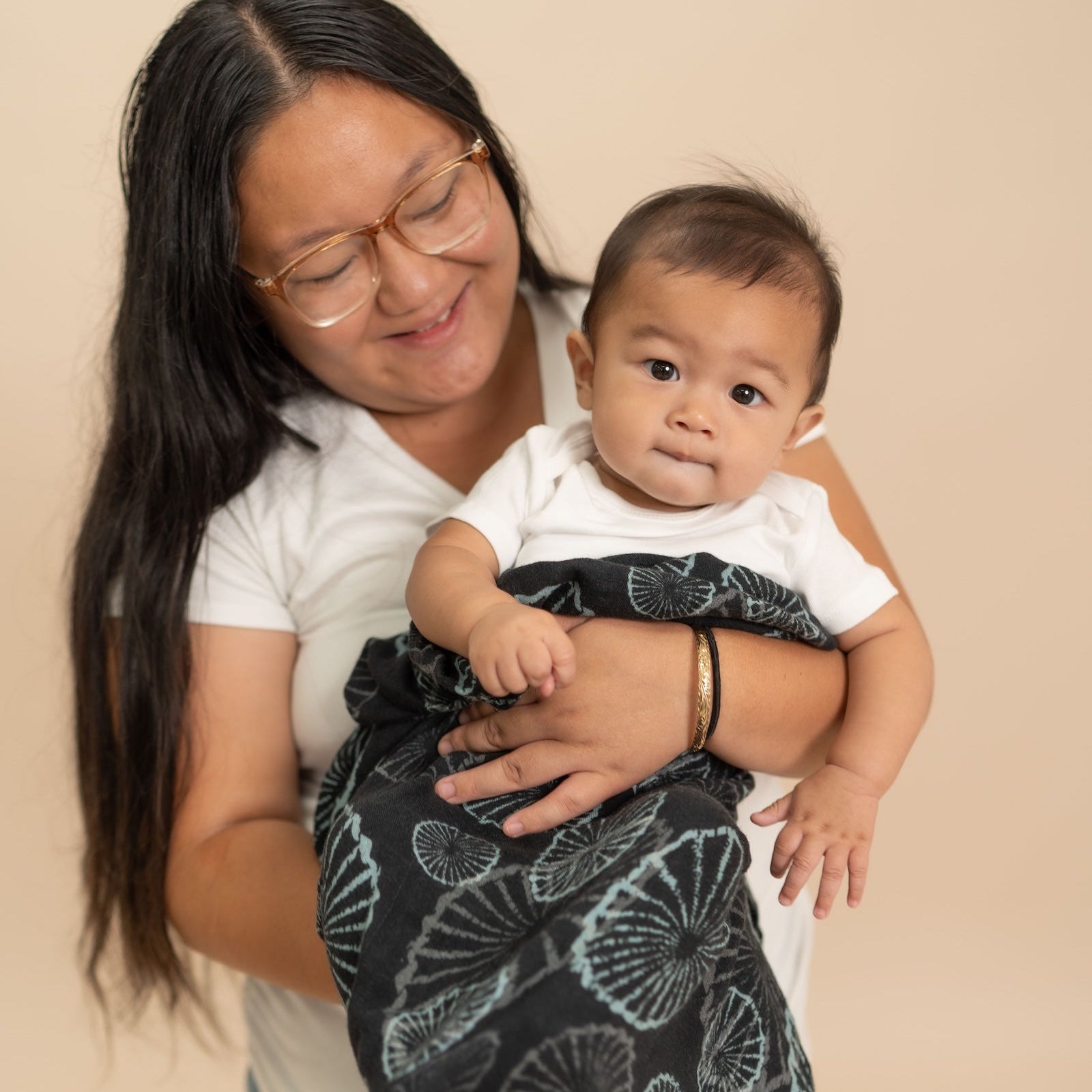 Black ʻOpihi Kapa Moe - Hawaiian Bamboo Swaddle Blanket