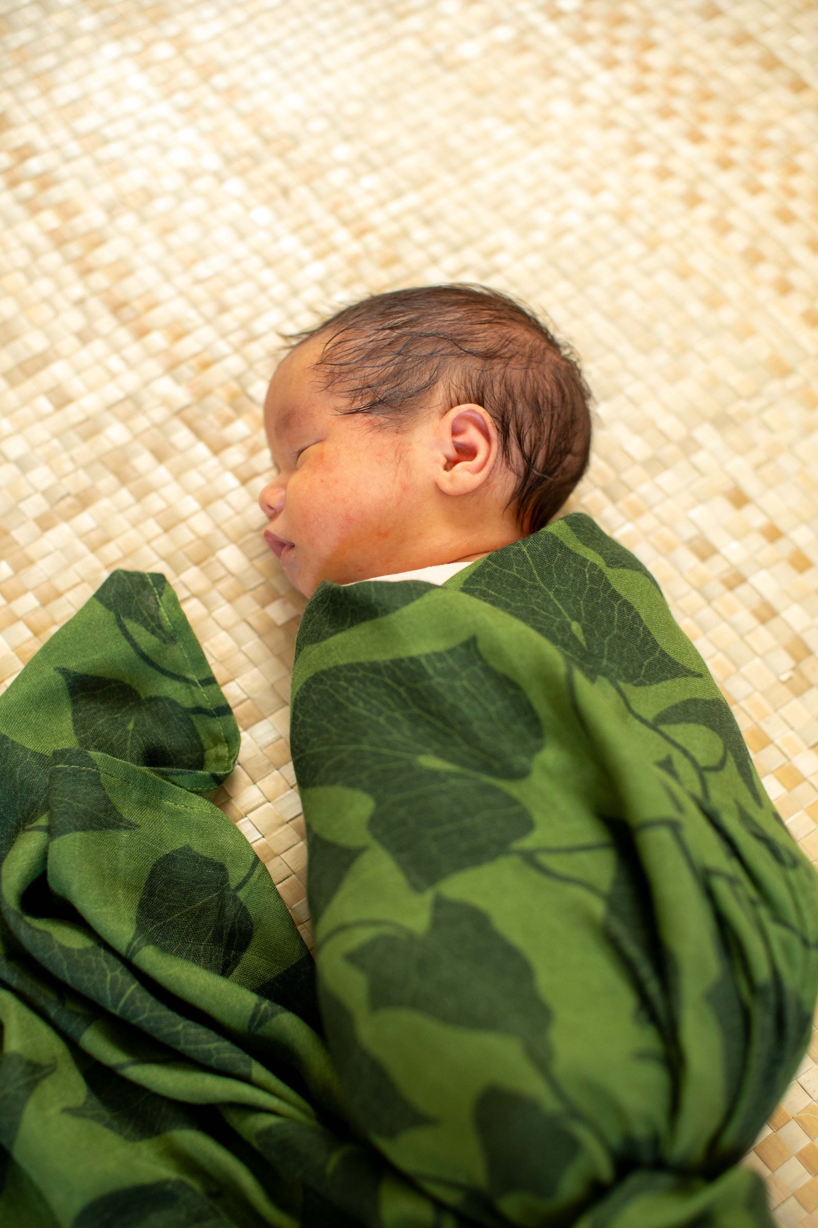 Green Peʻahi Fern Bamboo Muslin Kapa Moe (Swaddle Blanket)