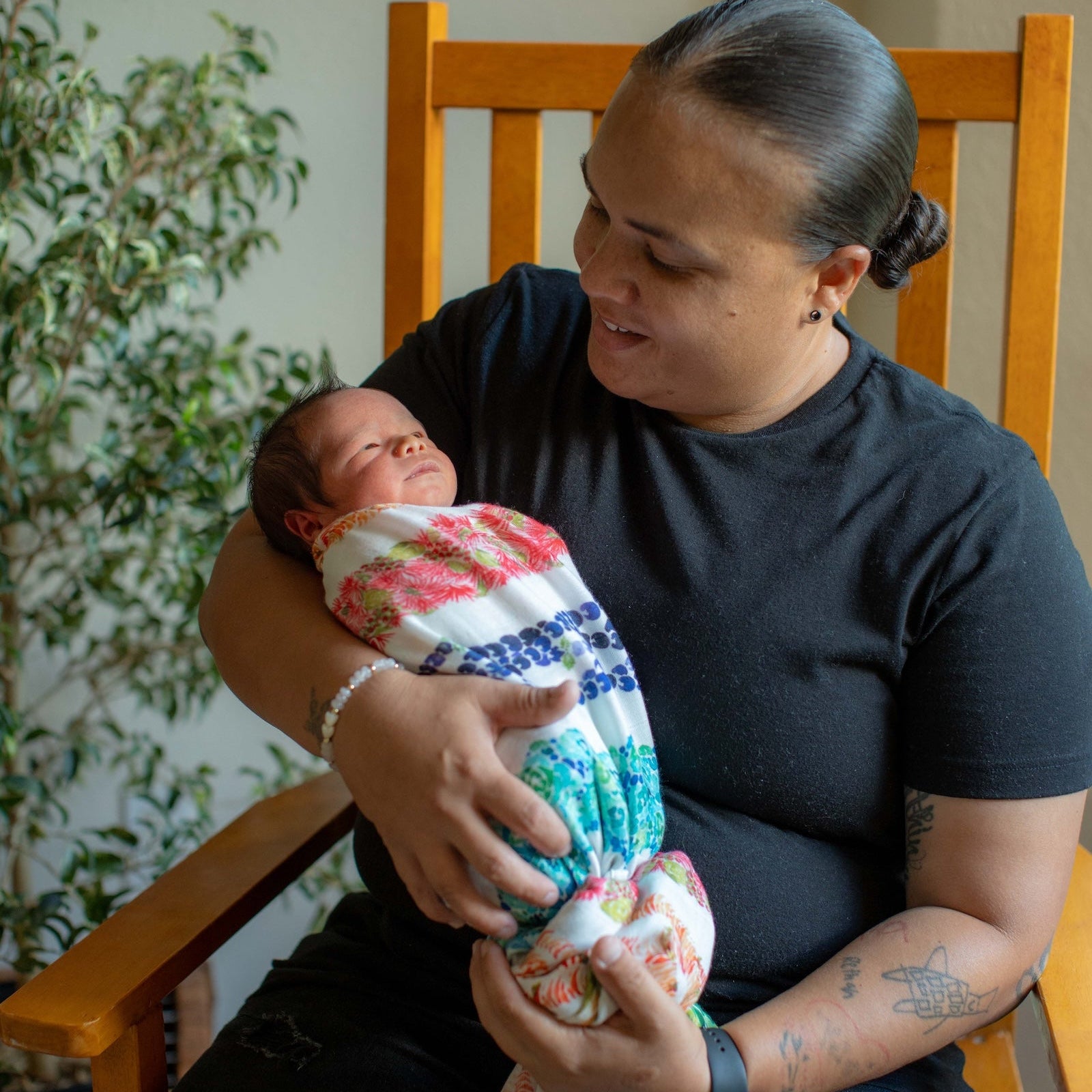 Lei Ānuenue Kapa Moe - Hawaiian Bamboo Swaddle Blanket