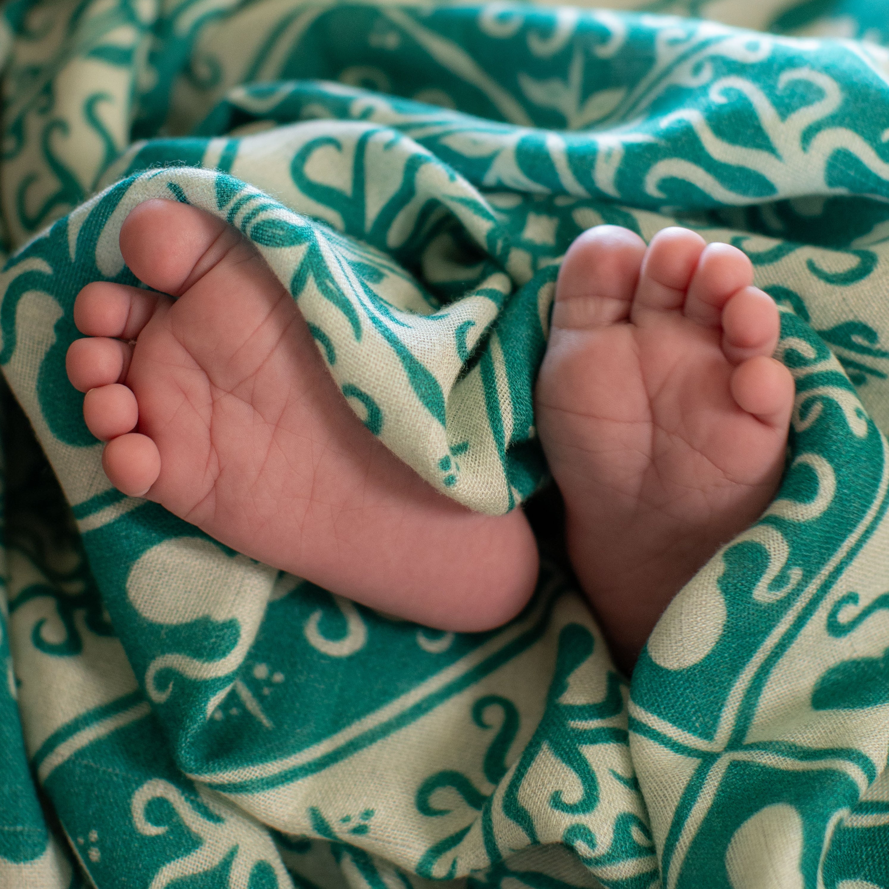 Teal Kuiki Heʻe Kapa Moe - Hawaiian Bamboo Swaddle