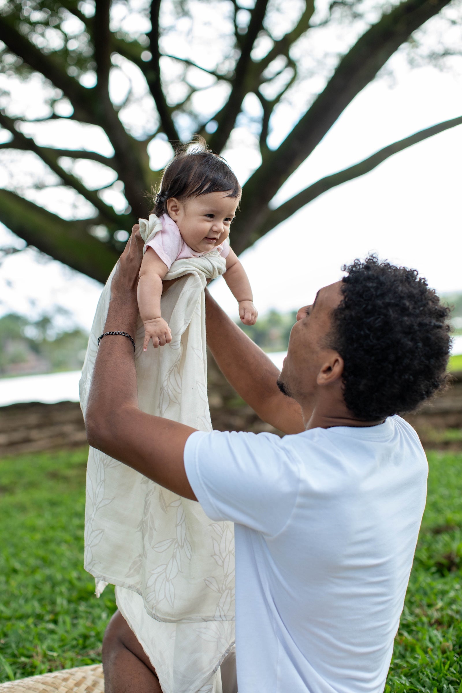 White Maile Strands Kapa Moe - Hawaiian Bamboo Swaddle